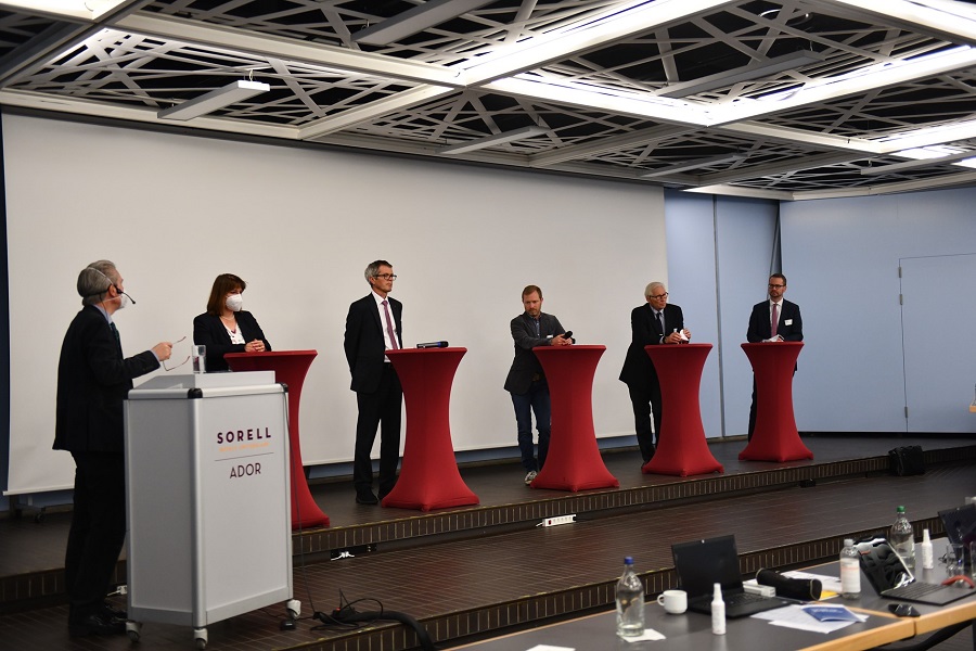 Unter Leitung von Dr. Willy Oggier fand mit allen Tarifpartnern eine interessante Podiumsdiskussion zum Thema ambulante Tarifzukunft statt. (v. l. n. r. Dr. Willy Oggier, Verena Nold, Pius Zängerle, Christoph Schöni, Dr. med. Urs Stoffel, Andreas Christen