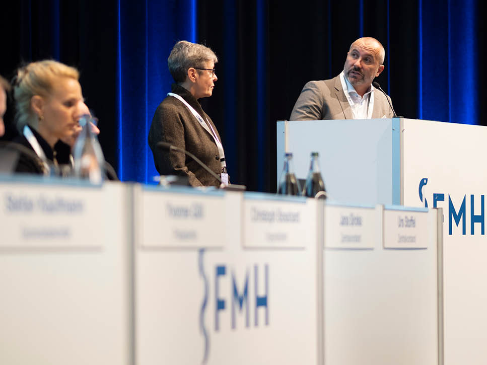 Monika Brodmann, présidente de l’ISFM, et Jörg Gröbli, directeur de l’ISFM