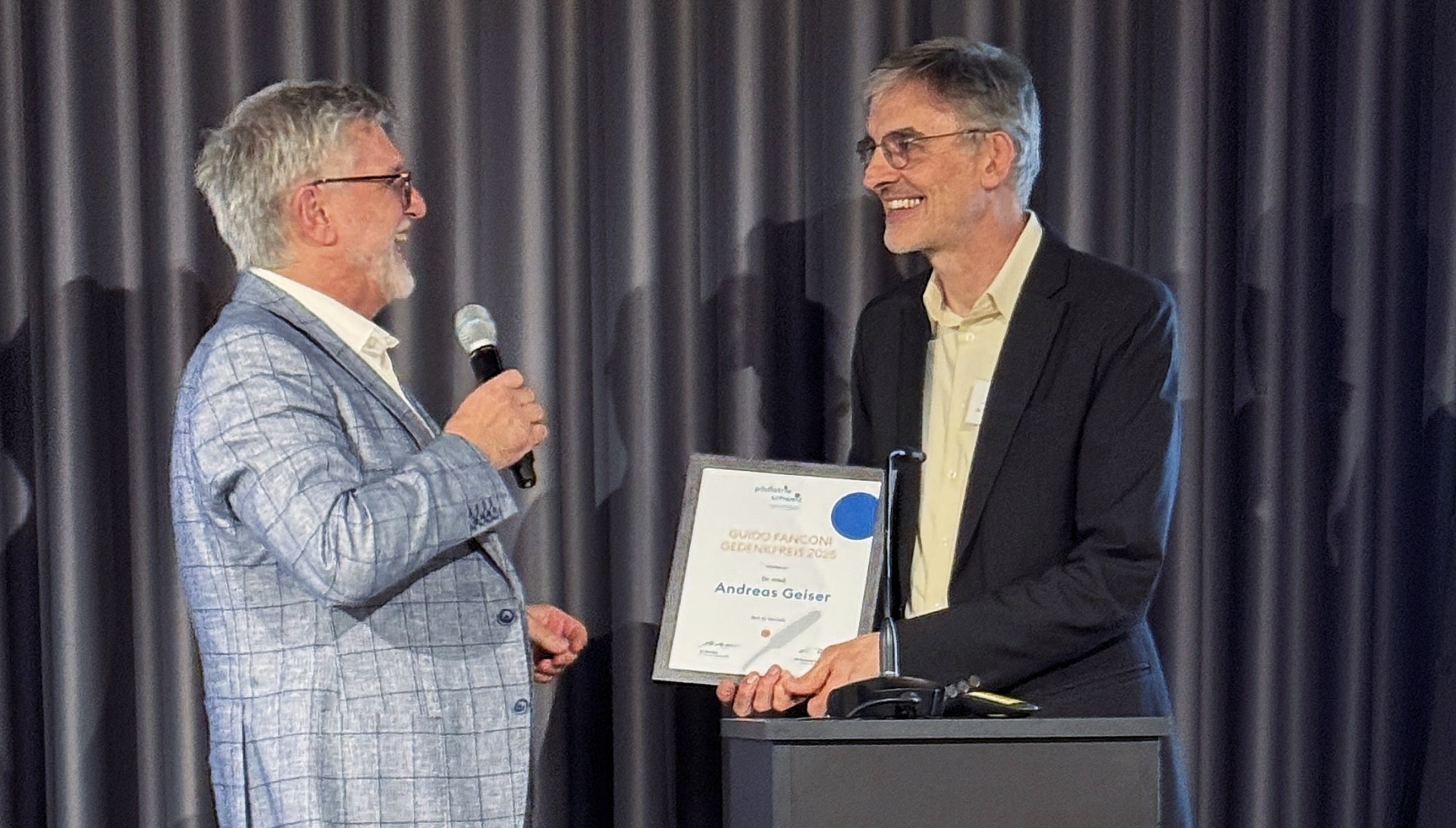 Dr méd. Andreas Geiser (à droite) et Dr méd. Philipp Jenny lors de la remise du prix à Berne.