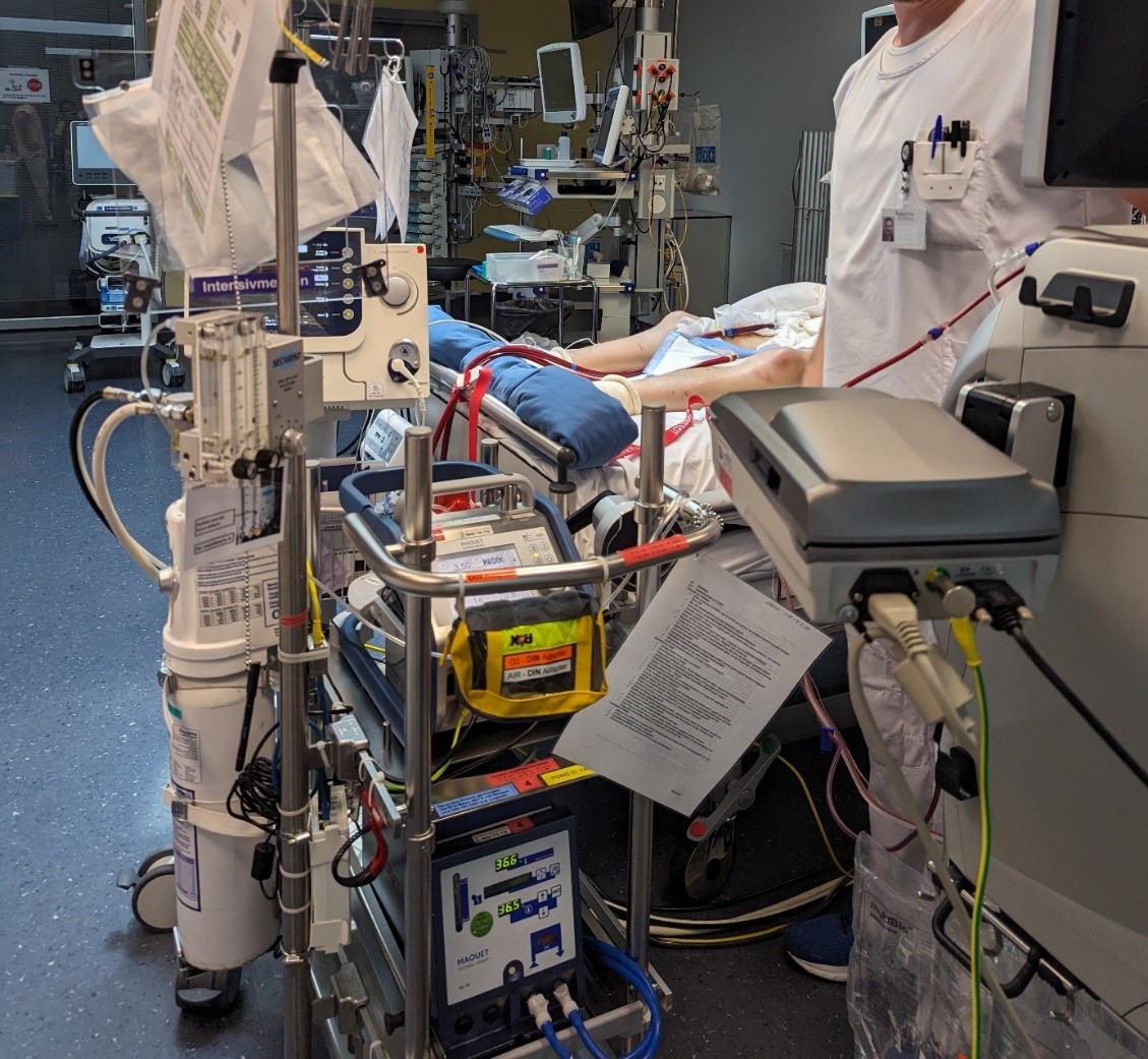 L’appareil bleu au centre de l’image (haut du chariot) est l’ECMO.