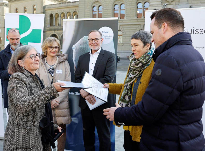 Die Forderungen wurden an Barbara Gysi, Präsidentin der SGK-N, und Damian Müller, Präsident der SGK-S, übergeben.
